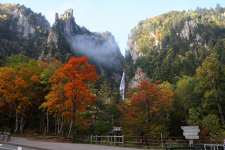 北海道中部：层云峡的红叶