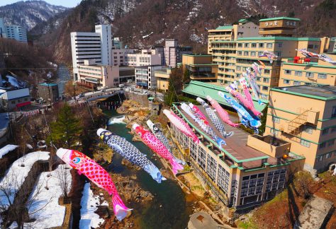 定山渓温泉渓流鯉のぼり