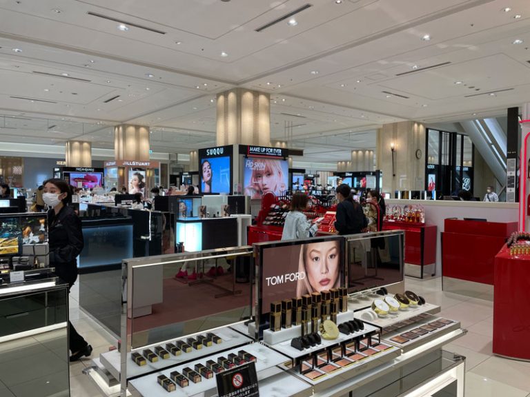 One of the largest cosmetics sales floors in Hokkaido