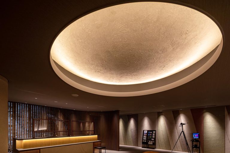 優しい月光に包まれたロビー＆フロント