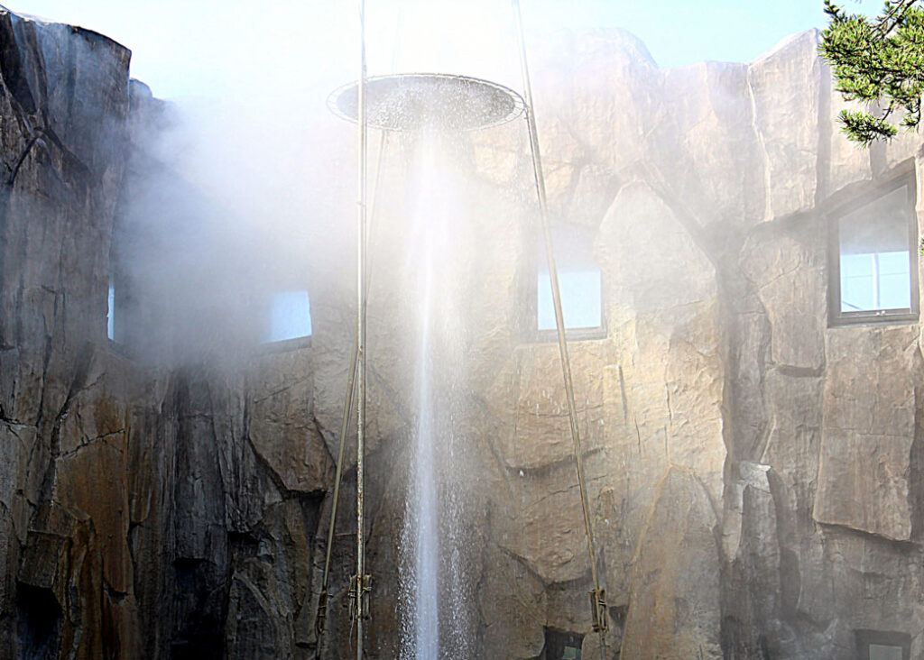 Shikabe Geyser 　
The Shikabe Geyser erupts every 10 minutes to a height of about 15 meters.