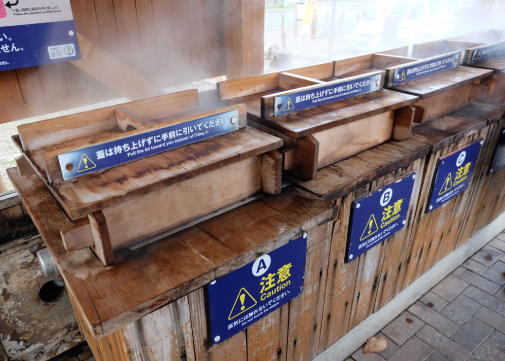 Hot Spring Steaming Corner　
There is a "onsen steamer" where you can steam food with the steam from natural hot spring water, and you can steam and eat your own special food purchased inside the roadside station. An eat-in corner is also available for meals.