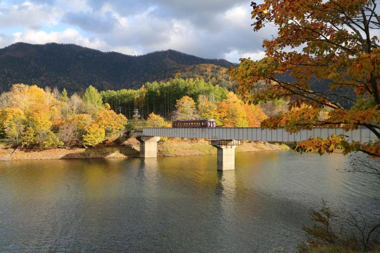 Shisui crossing the railway bridge over Kanayama Lake after the line's closure.