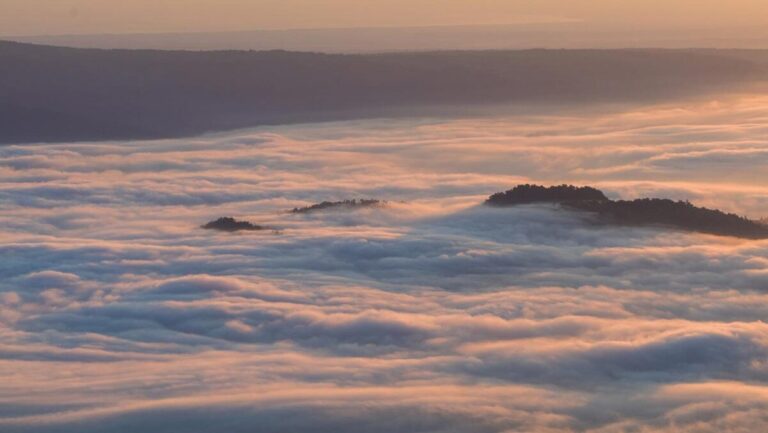 Sea of clouds over Lake Kussharo (Tsubetsu Pass, Bihoro Pass)
A caldera sea of clouds that covers Lake Kussharo forms from June to October.